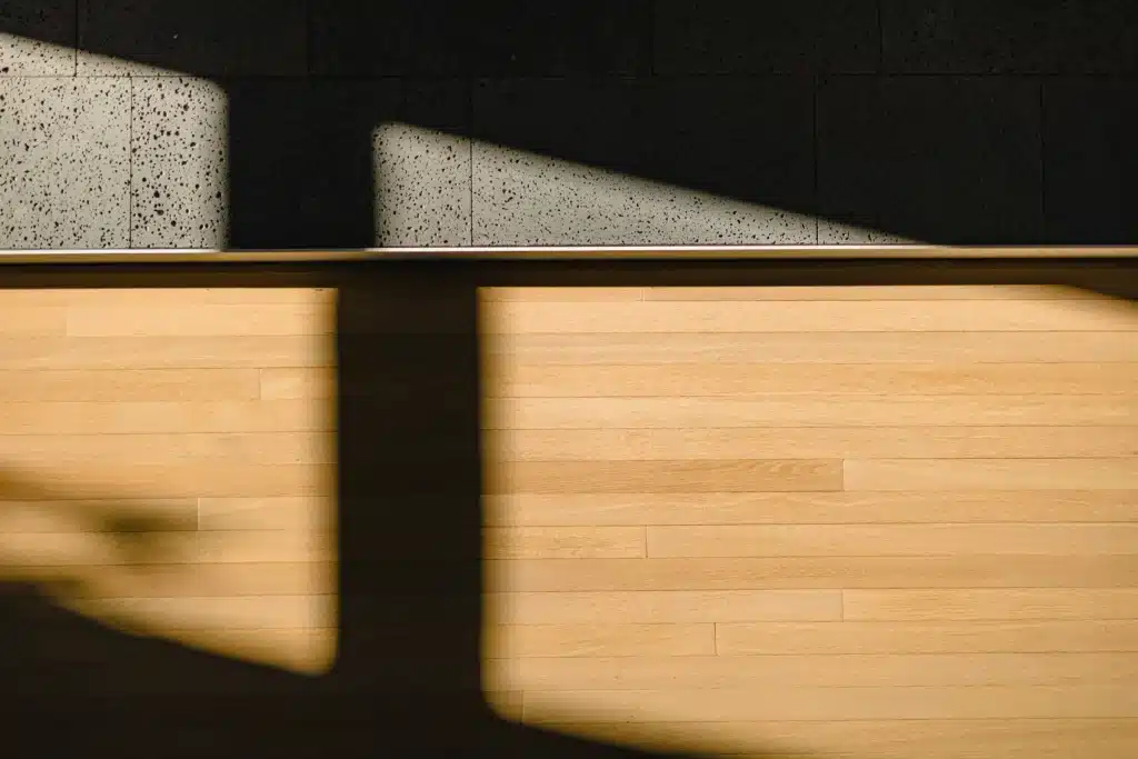 Mesa de Centro Elegante: Diseño Moderno para Salones 4 photo 1628268567603 e59adde43750